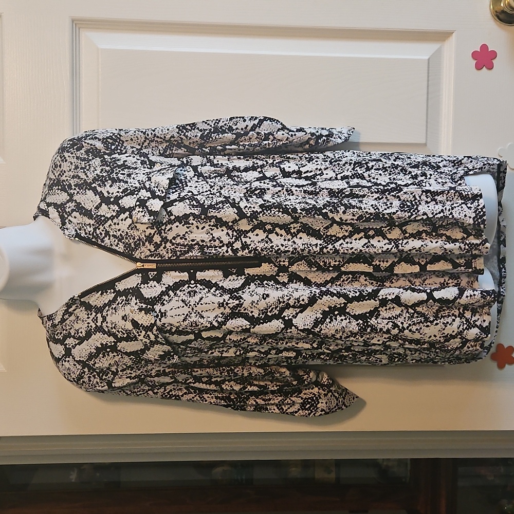 Calvin Klein Womans Top With Black and White Snakeskin Pattern andpartial Zipper